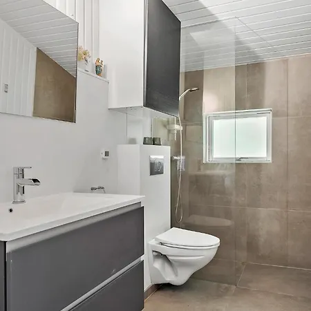 2 Bedroom Stunning In *